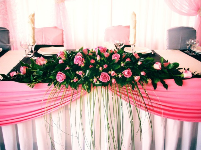 Живые цветы в банкетный зал на стол молодоженов — Беллиссимо